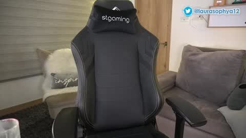 Laura online show from 01/09/25, 02:33