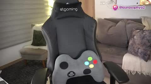 Laura online show from 02/12/25, 02:03