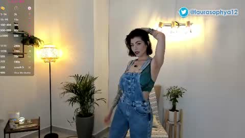 Snapshot of laurasophya chatting on 06/25/26, 10:03 Laura online show from 06/25/26, 10:03
