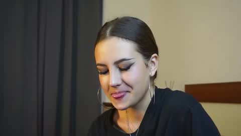 Snapshot of laureencadriel chatting on 11/04/25, 07:29 Monica online show from 11/04/25, 07:29