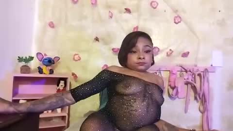 Snapshot of lauren_hills7069 chatting on 01/18/25, 04:48 Lauren online show from 01/18/25, 04:48