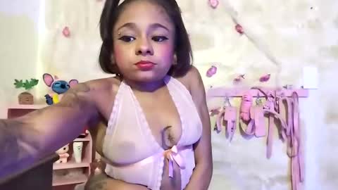 Snapshot of lauren_hills7069 chatting on 01/19/25, 03:50 Lauren online show from 01/19/25, 03:50