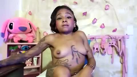 Snapshot of lauren_hills7069 chatting on 01/22/25, 06:52 Lauren online show from 01/22/25, 06:52