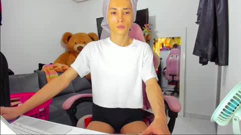 Snapshot of laurencesophiets chatting on 04/22/26, 08:43 SF online show from 04/22/26, 08:43