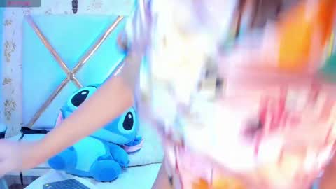 Snapshot of laurenhu chatting on 02/23/25, 05:45 Lauren Hu online show from 02/23/25, 05:45