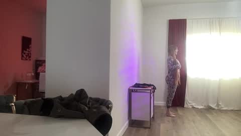 Lauren Phillips online show from 01/27/25, 10:06