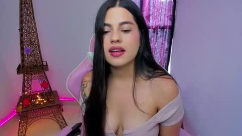 Snapshot of laurenth_foxy chatting on 12/06/24, 06:17 lau online show from 12/06/24, 06:17