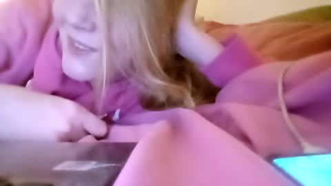 Snapshot of lauriehotxxx chatting on 11/22/25, 05:45 lauriehotxxx online show from 11/22/25, 05:45