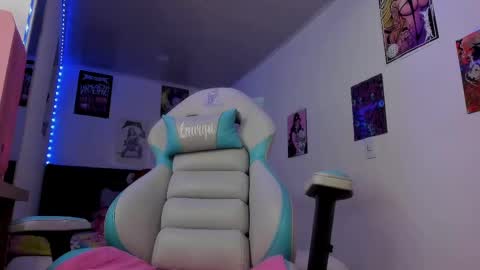 Snapshot of lauryn_muller_ chatting on 03/11/25, 05:27 Lau online show from 03/11/25, 05:27