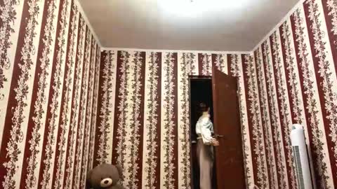 Snapshot of laurynwaltenbaugh chatting on 10/18/25, 06:41 La online show from 10/18/25, 06:41