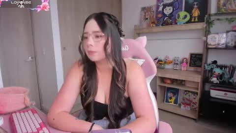 Snapshot of lauu_r chatting on 03/18/26, 08:56 online show from 03/18/26, 08:56