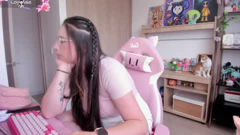 Snapshot of lauu_r chatting on 04/08/26, 04:18 online show from 04/08/26, 04:18