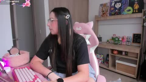 Snapshot of lauu_r chatting on 04/14/26, 06:47 online show from 04/14/26, 06:47