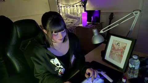 Snapshot of lavenderrzz19 chatting on 11/24/25, 02:17 Lavenderrzz online show from 11/24/25, 02:17