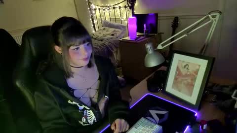 Snapshot of lavenderrzz19 chatting on 11/27/25, 01:13 Lavenderrzz online show from 11/27/25, 01:13