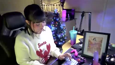 Snapshot of lavenderrzz19 chatting on 12/20/25, 12:56 Lavenderrzz online show from 12/20/25, 12:56