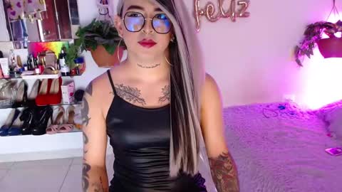 Snapshot of laveneno_ortiz07 chatting on 12/13/25, 11:43 Cristina online show from 12/13/25, 11:43