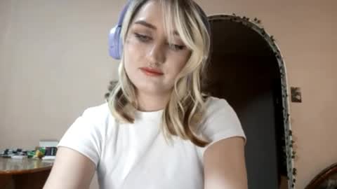 Snapshot of lawanalezama chatting on 11/03/25, 10:27 Ann online show from 11/03/25, 10:27