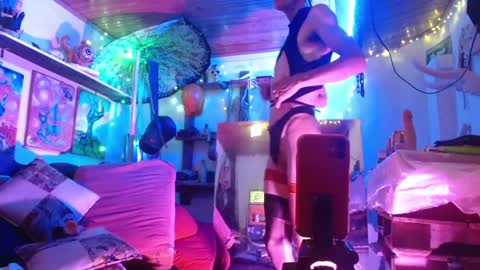 Snapshot of laye19 chatting on 12/11/24, 06:25 Laye19 online show from 12/11/24, 06:25