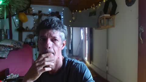 Snapshot of laye19 chatting on 12/30/24, 03:24 Laye19 online show from 12/30/24, 03:24