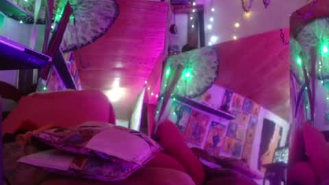 Snapshot of laye19 chatting on 01/06/25, 12:27 Laye19 online show from 01/06/25, 12:27