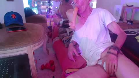 Snapshot of laye19 chatting on 01/21/25, 06:02 Laye19 online show from 01/21/25, 06:02