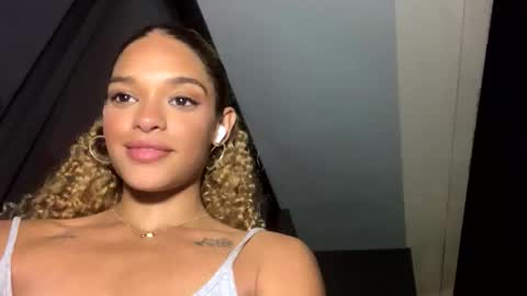 Snapshot of layla351338 chatting on 12/16/25, 02:05 layla351338 online show from 12/16/25, 02:05