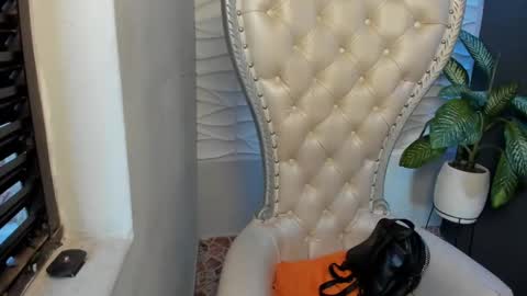 Layla online show from 10/03/25, 10:51