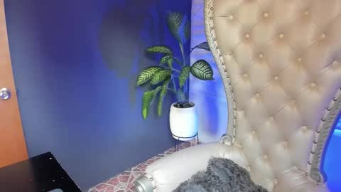 Layla online show from 11/11/25, 08:31