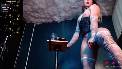 Snapshot of layla_dominac chatting on 10/31/25, 08:48 Layla help me with your thumbs up its important online show from 10/31/25, 08:48