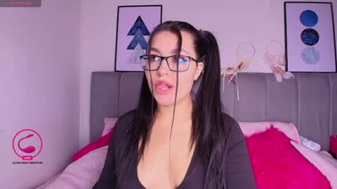 Layla online show from 01/18/25, 12:15