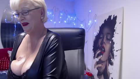 Layla online show from 12/25/24, 05:58