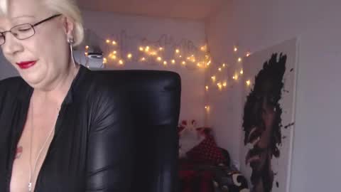 Layla online show from 12/30/24, 05:58