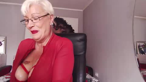 Layla online show from 10/13/25, 08:58