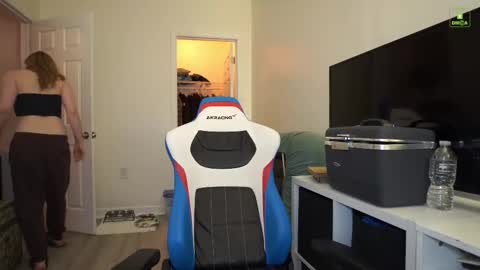 Snapshot of laylas_universe chatting on 11/29/25, 05:32 Layla Universe online show from 11/29/25, 05:32