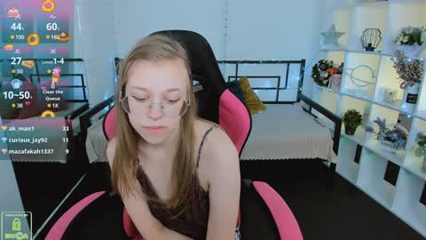 Snapshot of layriantavee chatting on 12/30/24, 01:14 layriantavee online show from 12/30/24, 01:14