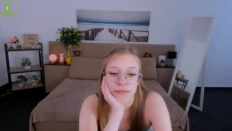 Snapshot of layriantavee chatting on 03/02/25, 10:03 layriantavee online show from 03/02/25, 10:03