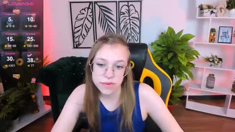 Snapshot of layriantavee chatting on 03/07/25, 10:35 layriantavee online show from 03/07/25, 10:35