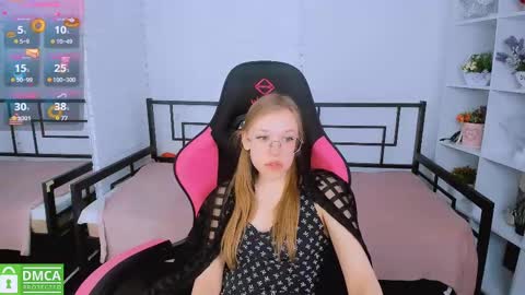 Snapshot of layriantavee chatting on 03/11/25, 11:01 layriantavee online show from 03/11/25, 11:01