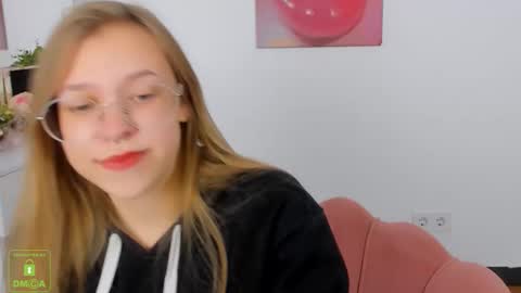 Snapshot of layriantavee chatting on 10/11/25, 07:51 layriantavee online show from 10/11/25, 07:51