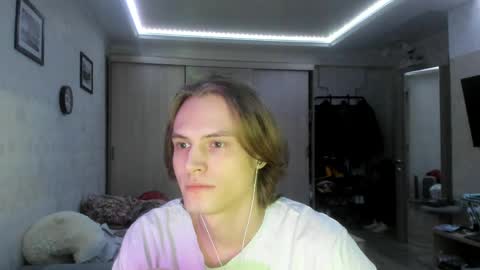 Snapshot of lazaret1k chatting on 04/09/26, 10:59 Vladi online show from 04/09/26, 10:59