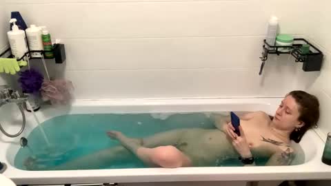 Snapshot of lazy_dazzy chatting on 10/04/25, 11:41 lazy_dazzy online show from 10/04/25, 11:41