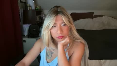 Snapshot of lbffemme chatting on 11/15/25, 04:54 lbffemme online show from 11/15/25, 04:54