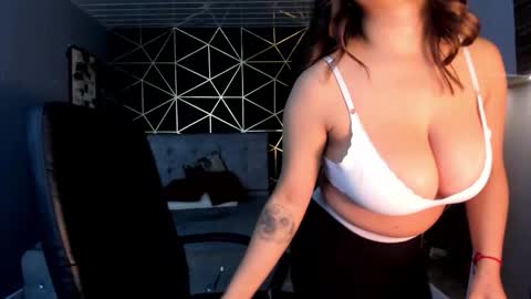 Snapshot of lea_velle chatting on 10/06/25, 05:05 Lea Velle online show from 10/06/25, 05:05