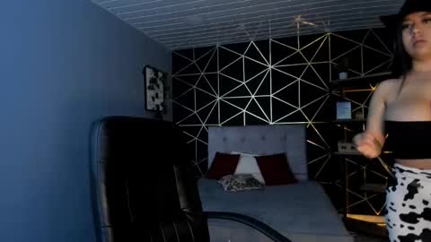 Snapshot of lea_velle chatting on 10/21/25, 03:40 Lea Velle online show from 10/21/25, 03:40