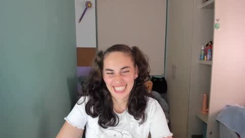 Snapshot of leah_sm chatting on 01/21/25, 06:00 Laura online show from 01/21/25, 06:00