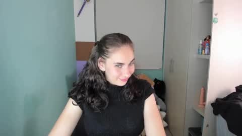 Snapshot of leah_sm chatting on 01/22/25, 04:34 Laura online show from 01/22/25, 04:34