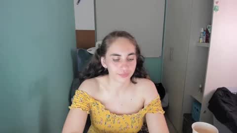 Snapshot of leah_sm chatting on 01/31/25, 01:33 Laura online show from 01/31/25, 01:33