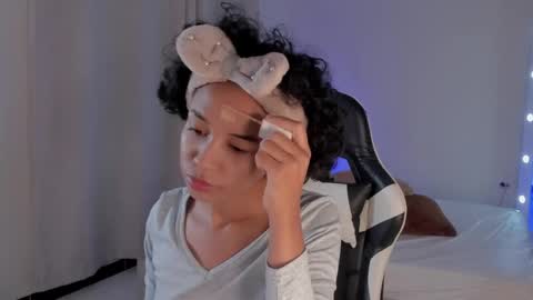 Snapshot of leahaltomm chatting on 02/12/25, 10:35 leahaltomm online show from 02/12/25, 10:35