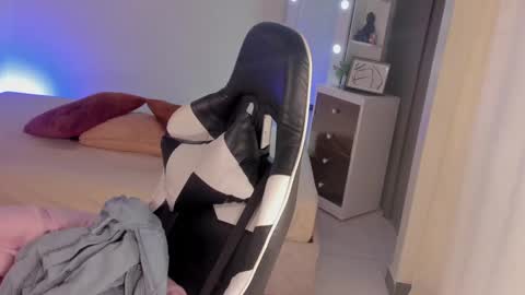 Snapshot of leahaltomm chatting on 02/18/25, 09:42 leahaltomm online show from 02/18/25, 09:42